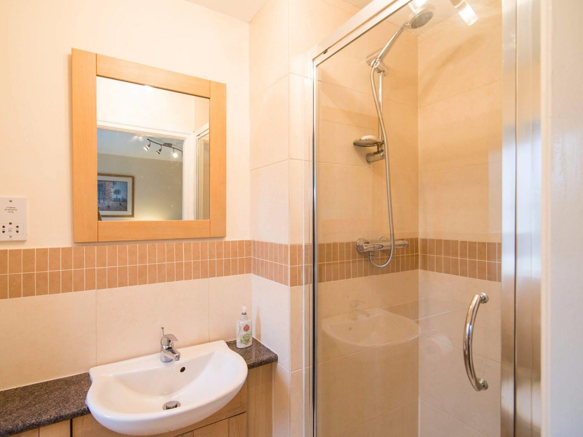Ayuda House Hotell Altrincham Exteriör bild