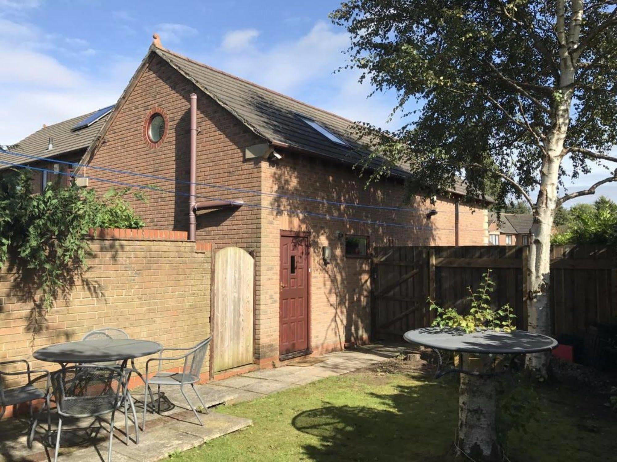 Ayuda House Hotell Altrincham Exteriör bild