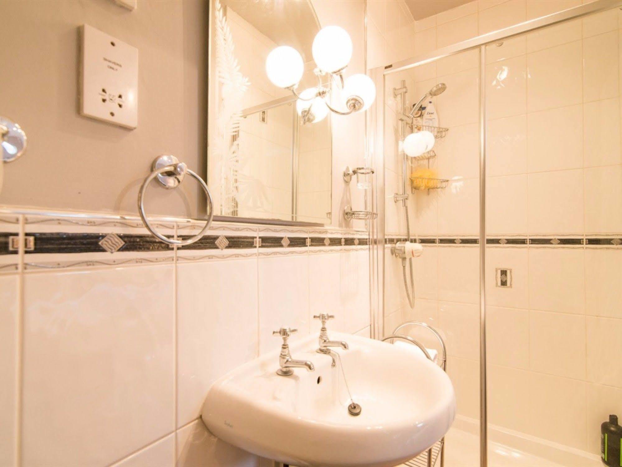 Ayuda House Hotell Altrincham Exteriör bild
